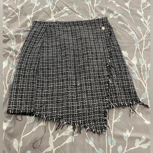 Asymmetrical tweed skirt. Size large
